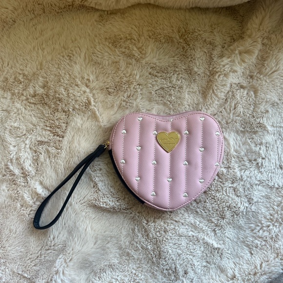 New w/o tags! Luv Betsey By Betsey Johnson Heart Wristlet - Picture 2 of 5